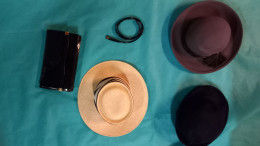 Lot De Chapeaux Et 1 Pochette - Sombreros, Gorros, Tocados