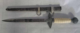 3. Reich Luftwaffe Ehrendolch, Zweites Modell Mit Weißem Zelluloid Beschichtetem Holzgriff, Beschichtung Mit Abplatzung, - Knives/Swords