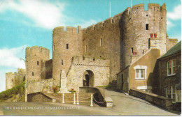 PEMBROKE CASTLE, PEMBROKESHIRE, WALES. USED POSTCARD   Wp4 - Pembrokeshire