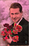 Fantaisie - Un Homme Tenant Un Bouquet De Fleurs - Colorisé - Carte Postale Ancienne - Männer