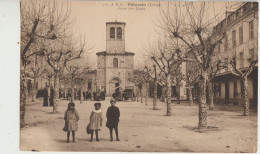 Pelussin  42  Carte  Non Circulée  La  Place Des Croix  Bien Animée Et L'Eglise Et Materiel Agricole - Pelussin