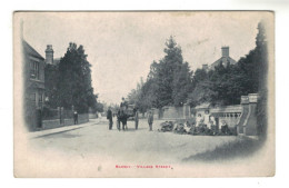 DH1620 - UK - WORCHESTER - BADSEY - VILLAGE STREET - KIDS SITTING ON THE GROUND - Worcester