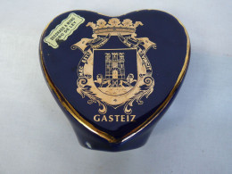 Beautiful Porcelain Heart With Coat Of Arms Of Vitoria-Gasteiz #2133 - Autres & Non Classés