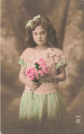 Enfant - Une Petite Fille En Robe Tenant Un Bouquet De Fleurs  - Colorisé - Carte Postale Ancienne - Ritratti