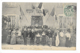 MESLAY Du MAINE  (cpa 53)  Réunion De Famille Sous Les Drapeaux - Meslay Du Maine