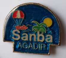 YY596 Pin's Sanba Parachute Palmier Société Animation Baie D'Agadir Maroc Parachutisme Achat Immédiat - Parachutisme