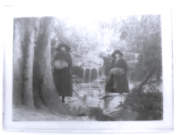 Photographie - Plaque De Verre - Deux Femmes Dans La Neige - Dim : 12/9 Cm - Plaques De Verre