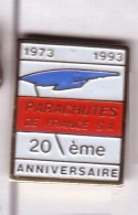 E22 Pin's PARACHUTISME 20 Ans Anniversaire Parachute Parachutes De France SA  à JOUY-LE-MOUTIER Achat Immédiat - Parachutting