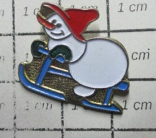 1619 Pin's Pins / Beau Et Rare / NOEL / BONHOMME DE NEIGE FAISANT DE LA LUGE - Christmas