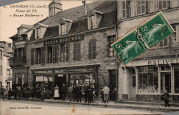 N°115732 -cpa Loudéac -place Au Fil -"Bazar Moderne" - Loudéac