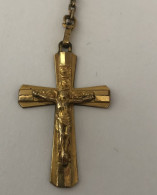 Pendentif CRUCIFIX Catholique Plaqué Or Vermeil Religieux Français Croix Saint Jésus-Christ - Colgantes