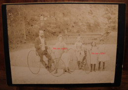 Photo 1890's Vélo Tricycle Famille Enfants Avec Leur Tricycle Tirage Albuminé Albumen Print Vintage Circa - Ancianas (antes De 1900)