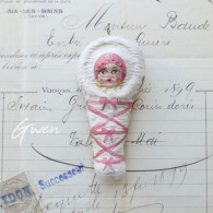 Bébé Emmailloté En Papier Maché, Ancien Ornement De Sapin De Noël, Décoration Allemande à Suspendre - Otros & Sin Clasificación