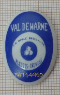 PAT14950 PETANQUE LA BOULE BRILLANTE LE PLESSIS TREVISE Dpt 94 VAL DE MARNE En PORCELAINE - Pétanque