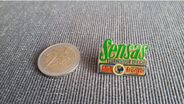 PIN'S PINS SENSAS PECHE POISSONS PECHEURS FOURNISSEUR OFFICIEL CLUB FRANCE - Autres & Non Classés