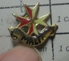 918B Pin's Pins / Beau Et Rare / VILLES / CROIX DE MALTE MALTA BLASON ECUSSON ARMOIRIES - Pétanque