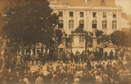 Remiremont * Carte Photo * Fête Ou Cérémonie , Devant écoles Maxonrupt * Villageois Troupes Militaires - Remiremont