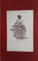 AUSTRALIE - " AUSTRALIAN  ABORIGINAL LUBRA WITH MAT AND BASKET MADE BY HER FROM RUSHES " - -" RARE " - - - Autres & Non Classés