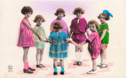 ENFANTS - Des Enfants Se Tenant Les Mains - Colorisé - Carte Postale Ancienne - Children And Family Groups