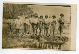 AFRIQUE à Localiser CARTE PHOTO Militaires Et Indigène Pelles En Mains Lit De Fleuve 1910   D12 2023 - Colecciones Y Lotes