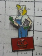 316A Pin's Pins / Beau Et Rare / PIN-UPS / BLONDE EN SALOPETTE FAST-FOOD QUICK - Pin-ups