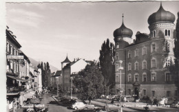 D8726) LIENZ - Osttirol - Hauptplatz Mit Liebburg - Viele Autos S/W ALT U. Hotel TRAUBE - Lienz