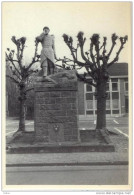 _F122: 9: Oorlogsmonument Aartrijke: Bebeiteld Door De Aartrijkenaar Leonard De Visch - Uitgave 1991 - Zedelgem