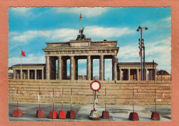 BERLIN - BLICK AUF AS DAS BRANDENBURGER TOR NACH DEM 13 AUGUST 1961 - MUR DE BERLIN - ECRITE - Berliner Mauer