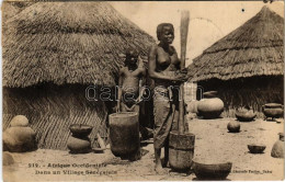 T2 1922 Dans Un Village Sénégalais / Village Life, Native Half-naked Woman And Child (fl) - Non Classés