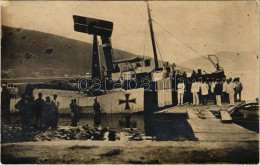 * T2/T3 K.u.K. Kriegsmarine Seeflugzeug / Large Group Of Officers And Seamen On Shore And On A Small Pier Watching The S - Ohne Zuordnung