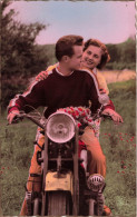 COUPLE - Promenade En Moto - Colorisé - Carte Postale Ancienne - Couples