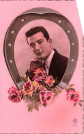 FANTAISIES - Un Homme Tenant Un Bouquet De Fleurs Dans Un Fer à Cheval - Colorisé - Carte Postale Ancienne - Männer