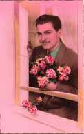 FANTAISIES - Un Homme Tenant Un Bouquet De Fleurs à La Fenêtre - Colorisé - Carte Postale Ancienne - Männer