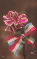 FLEURS - Une Fleur Avec Un Nœud De La Couleur De La France - Colorisé - Carte Postale Ancienne - Fleurs
