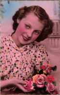 FANTAISIES - Une Femme Souriante Tenant Un Bouquet De Fleurs - Colorisé - Carte Postale Ancienne - Femmes