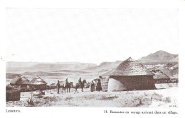 LESOTHO  /  LESSOUTO  -  Bassoutos En Voyage Arrivant Dans Un Village - Lesotho