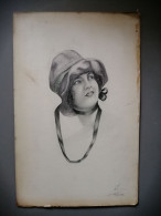 Portrait D'une Jeune Femme élégante Pastel 1918 Signé A.V - Pastell