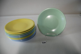 C244 Ensemble D'assiettes Vintage De Couleurs - Plastique - Plates