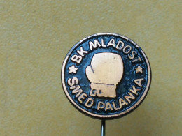 Badge Z-52-2 - BOX, BOXE, BOXING, CLUB MLADOST SMEDEREVSKA PALANKA, SERBIA - Boxe