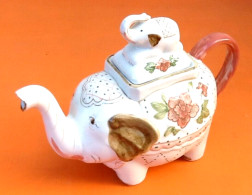 Théière  Porcelaine Blanche à Décor De Pivoines  Forme éléphant - Teapots