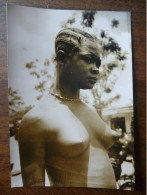 CPA PHOTO Inédite Originale Des Années 50 Non écrite  - JEUNE FEMME  DU CONGO AU VILLAGE - Sin Clasificación