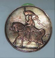 TRES ANCIENNE PLAQUE RONDE MEDAILLE ARGENTE ET DORE JEANNE D'ARC SUR CHEVAL - Metaal