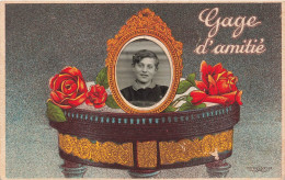 FANTAISIES - Gage D'amitié - Un Garçon Souriant Dans Un Cadre à Photo Sur Un Piano - Colorisé - Carte Postale Ancienne - Hommes