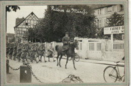 CPA - BISCHWILLER (67) - Carte-Photo Du Retour De Marche Dans La Rue De Bischwiller Au Début Du Siècle - Bischwiller