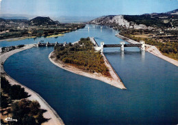 26 - Donzère - Barrage Sur Le Rhône, Entrée Du Canal, Au Fond, Le Pont Suspendu Et "le Robinet" - Donzère à Droite - Donzère