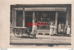 BRUXELLES. Petits Métiers. Le Livreur Avec Son Attelage à Chien Devant La Chocolaterie Confiserie Meyers. Rare Photo Cpa - Old Professions