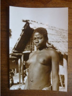 CPSM PHOTO Originale Des Années 60 Non écrite - Belle Jeune Fille Africaine Dans Son Village - Zonder Classificatie