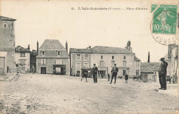 L'isle Jourdain * La Place D'armes * Villageois - L'Isle Jourdain