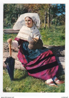 Folklore Limousin LOU GERBASSOU Jeune Fille Avec Joli Sourire Coiffe Costume Et Parapluie VOIR DOS - Limousin