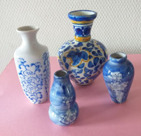 4 Petits Vases Bleus De Vitrine, En Porcelaine - Sonstige & Ohne Zuordnung